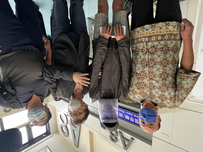 蓝委郑正钤（右二）与吴斯怀（左）、洪孟楷日前飞往柬埔寨，协助救回一名受困当地的国人。（本报资料照，范扬光摄）