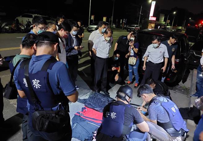 警方在新竹攻坚逮捕林嫌，当场启获凃警配枪与弹匣，现场清点子弹。（读者提供／程炳璋台南传真）