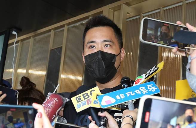 余祥銓在余苑綺靈堂代表余家人說明狀況。（圖／本報系資料照片）