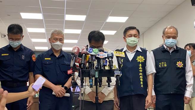 台南市长黄伟哲（中）等人默哀1分钟。（曹婷婷摄）