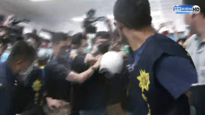 涉嫌杀警的台南凶嫌遭押抵第三分局。（翻摄中时新闻网直播）