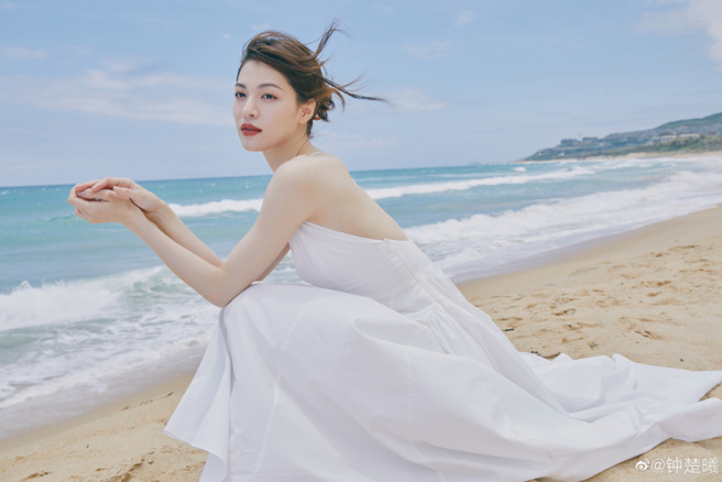 鍾楚曦與馮小剛、成龍兩位大佬合作過，傳言即將與洪金寶合作。(圖/鍾楚曦 微博)
