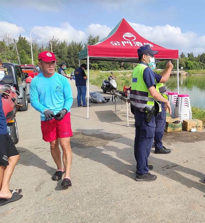 金门田埔水库昨传出陈姓清淤工人落水事故，县消防局协同金防部两栖蛙人搜寻整天没有下落，今天上午08时05分寻获，但人已明显死亡，交由员警处理。（金门消防局提供）