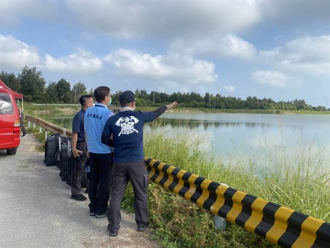 金门田埔水库溺水工人今早寻获不治，县消防局长吕英华（中）现场坐镇处理。（金门消防局提供）