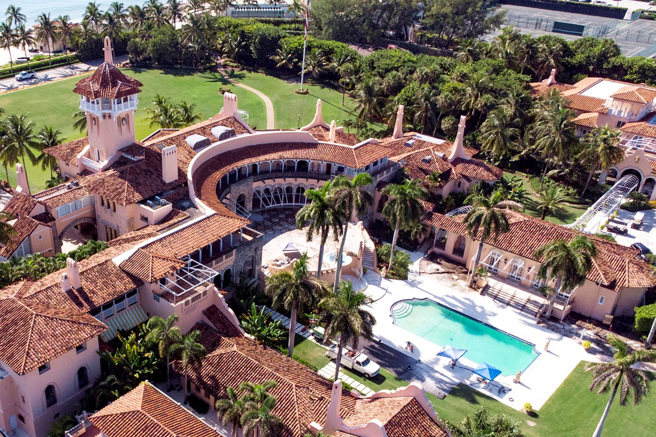 美国联邦调查局（FBI）探员8日突袭川普的海湖俱乐部（Mar-a-Lago）庄园，并带走大批文件。图为海湖庄园空拍画面。（图／路透社）