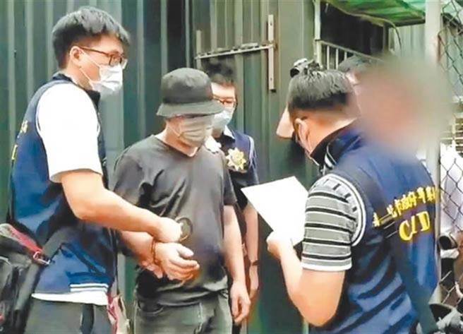 被称「烟火哥」的邱姓男子，因为4年前与蓝姓女子有车祸纠纷，他制作蓝女确诊的假讯息传单发放，也朝蓝女泼粪、在公路驾车针对蓝女乘坐的车子逼车（本报资料照片）