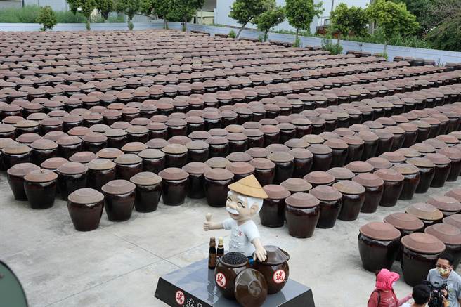  瑞春酱油工厂原本就有约2500多个古早陶瓮，是全台数量最多的酱缸曝晒瓮场，这里可看到全台最大的「瓮场」。（云林县政府提供）