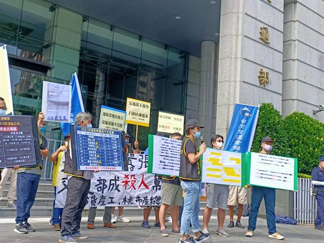 运输业工会赴交通部抗议景山交通集团嚣张违法，交通部不作为成帮凶(简立欣摄)