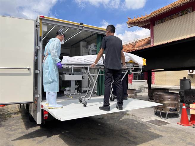 台南地检署动用法务部法医研究所X光勘验车相验因公殉职警员的遗体。（洪荣志摄）