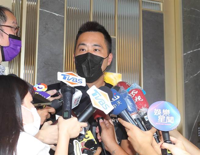 余祥铨今一早前往二姐余苑绮灵堂。（粘耿豪摄）