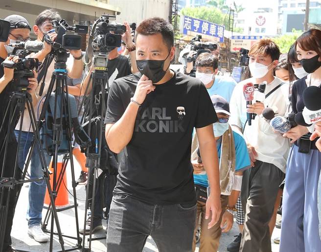 余祥铨透露余苑绮选葬基隆的原因。（粘耿豪摄）