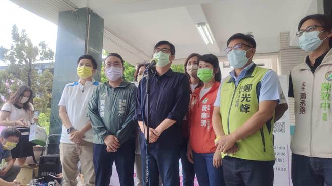 高雄市长陈其迈（中）今（23）日表示，大家团结合作终于逮补凶嫌，感谢辛苦的警方彻夜未眠、全力缉凶到底，让城市更安全，也呼吁全民做警察的后盾。（崔正纲摄）