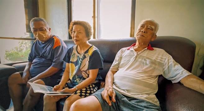 台南案消息传到洪重男彰化二林老家，洪父洪母今现身受访，老泪纵横说对这个政府已经失去信心，不太敢看新闻，儿子被杀还要缴税养他，天理何在。（吴建辉摄）