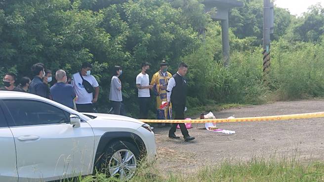 警员曹瑞杰家属今返回命案现场引魂。（图／程炳璋摄）