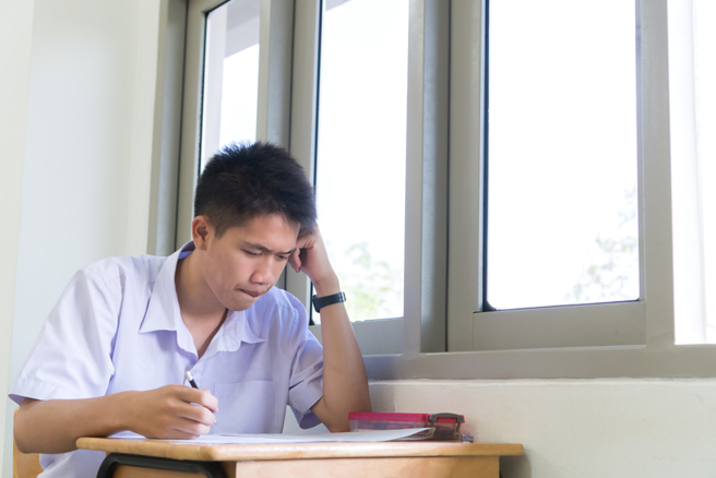 高职儿子自介写「妈很正常」，吸引 2.1万人朝圣。（示意图／shutterstock）
