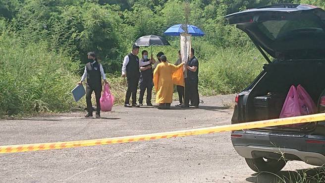 警员凃明诚家属今返回命案现场招魂，家属哭喊「涂明诚上车了」、「哥，回家了」。（图／程炳璋摄）