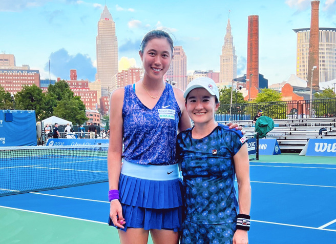 詹皓晴（左）与青山修子继续搭挡女双，两人在克利夫兰女网赛首轮获胜。（刘雪贞提供）