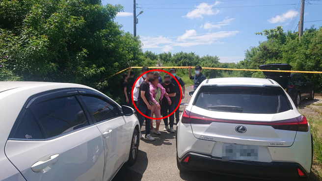 警员曹瑞杰阿嬷（中）于招魂时一度伤心过度，双手挥舞，全身颤抖瘫软。（图／程炳璋摄）