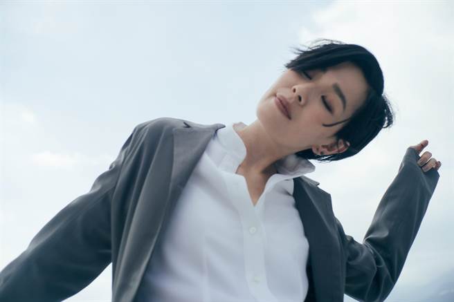 安溥想像自己化身王菲在酒吧里冷眼旁观着每个人。（联成娱乐提供）