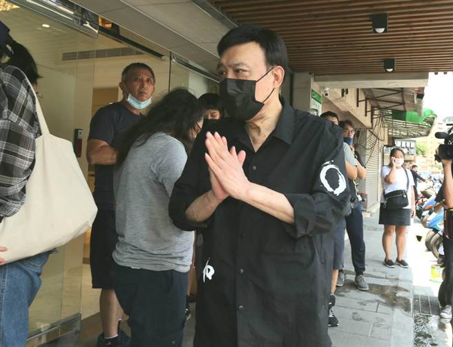 余天今也到余苑绮灵堂张罗事物。（粘耿豪摄）