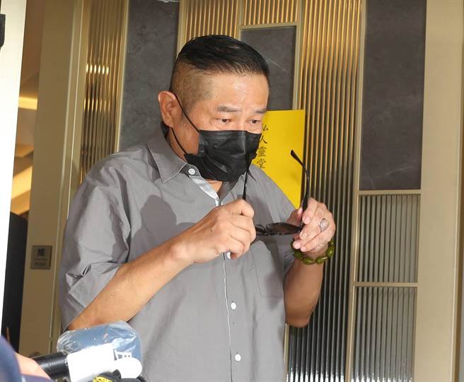 许效舜透露看余家姊弟长大。（粘耿豪摄）