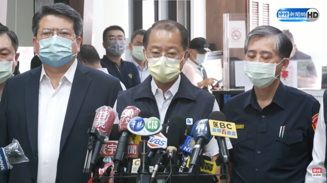 警政署长黄明昭（中）23日现身台南市警局。（翻摄中时新闻网直播）