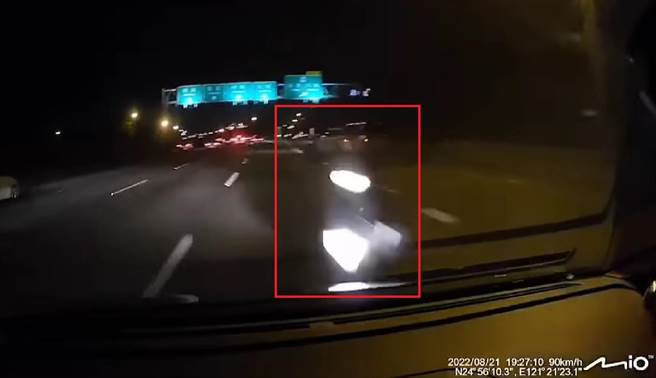 貨車閃避不及，直接撞上機車（紅框處）。（翻攝自「記者爆料網」）