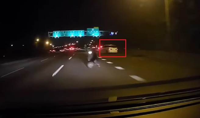 白色休旅車（紅框處）先轉彎躲開，失控自撞外側護欄。（翻攝自「記者爆料網」）