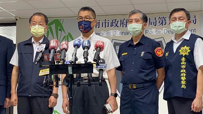 内政部长徐国勇(左二)上午到台南市警三分局慰问警方。(曹婷婷摄)