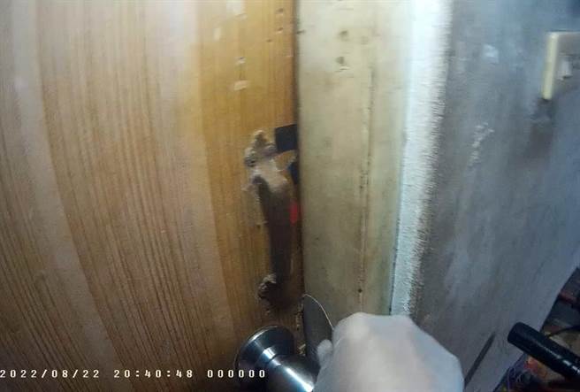 警方就地取材以塑胶扇子，伸入门缝打开上锁房门。（警方提供）