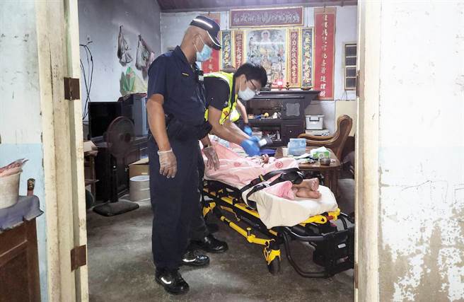 警方将躺在床上已奄奄一息的廖妇，从鬼门关前救回一命。（警方提供）