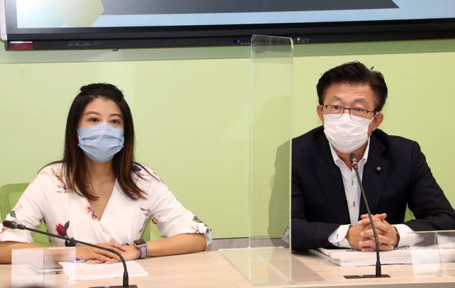 民進黨立法院黨團副書記長林楚茵（左）與立委郭國文（右）。（劉宗龍攝）