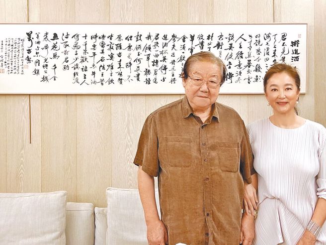林青霞（右）很欣賞金耀基的書法作品。（林青霞提供）