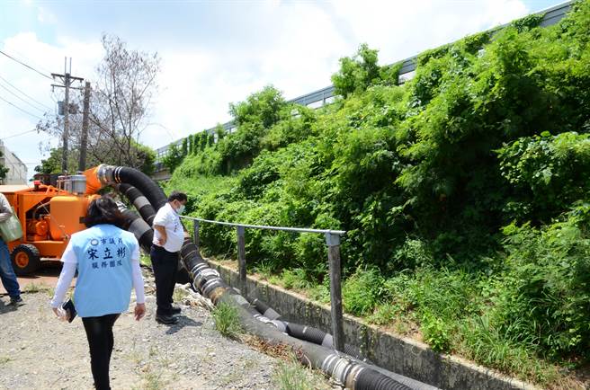由于潭底排水系统及嘉峰路涵洞工程邻近国道1号冈山路段，高雄市政府水利局将与交通部高速公路局研议施工办法。（林瑞益摄）