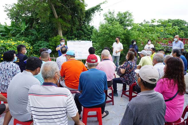 立委楊瓊瓔及市議員羅永珍爭取改善社皮分線護岸及小給水路，23日舉行施工前說明會。（立委楊瓊瓔服務處提供）