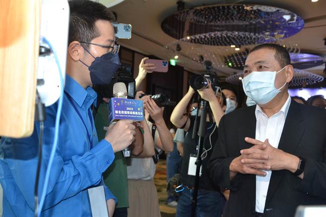 「2022新北市国际採购商洽会」设置元宇宙互动体验展示区，让厂商了解5G、物联网等最新科技，新北市长侯友宜今率先体验各项产品。（蔡雯如摄）