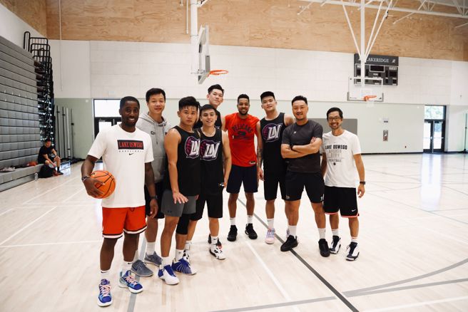 攻城狮团队把握机会观摩NBA纽奥良鹈鹕招牌球星麦科伦(中)的个人训练。(攻城狮提供)