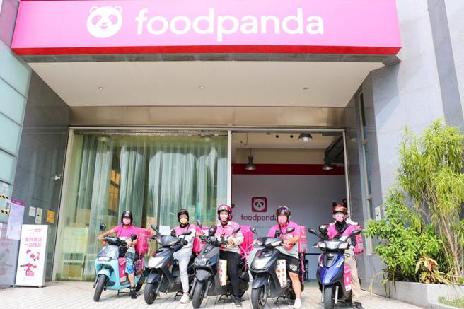 （foodpanda发起「外送幸福环岛计画」，号召超过300名外送伙伴，累计骑行超过25,000公里，深入各地将物资与幸福外送到府。图／foodpanda提供）