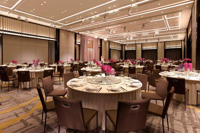 （抢攻岁末尾牙商机，礁溪寒沐酒店宴会厅自10月1日至2023年3月1日止推出「辞旧沐新」尾牙春酒专案，平日周一至周四特惠价每桌11,000元。图／礁溪寒沐酒店提供）