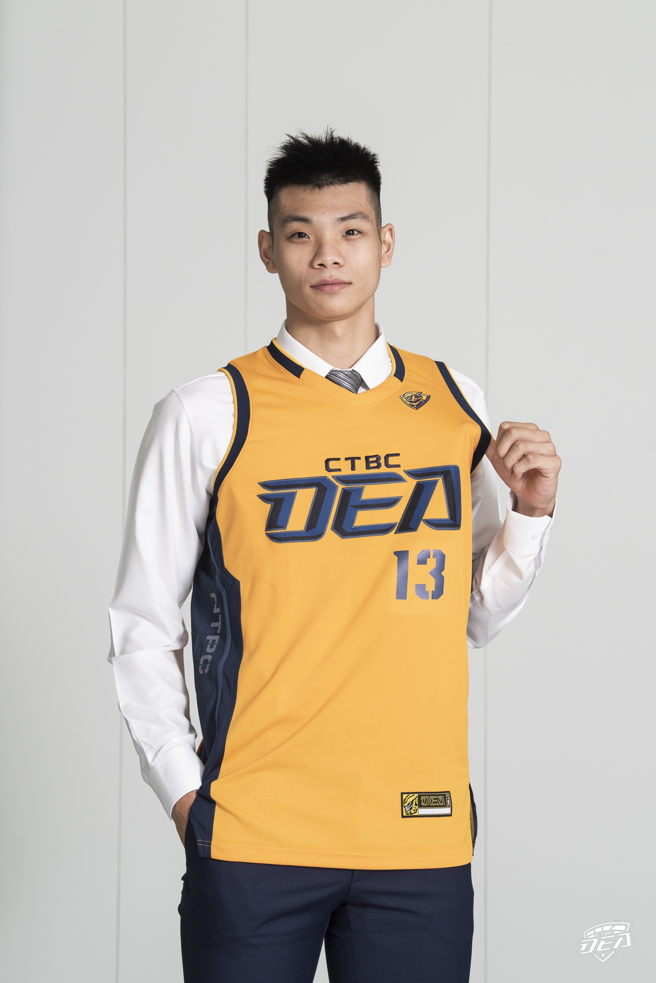 陈钰安与中信特攻完成签约，直呼梦想成真。(中信特攻提供)