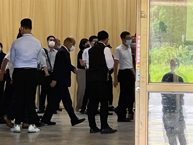 行政院长苏贞昌抵达台南市立殡仪馆景行厅向2名殉职警员上香并慰问家属。（洪荣志摄）