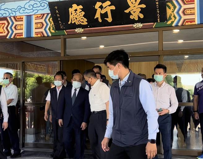 行政院长苏贞昌抵达台南市立殡仪馆景行厅向2名殉职警员上香并慰问家属。（洪荣志摄）