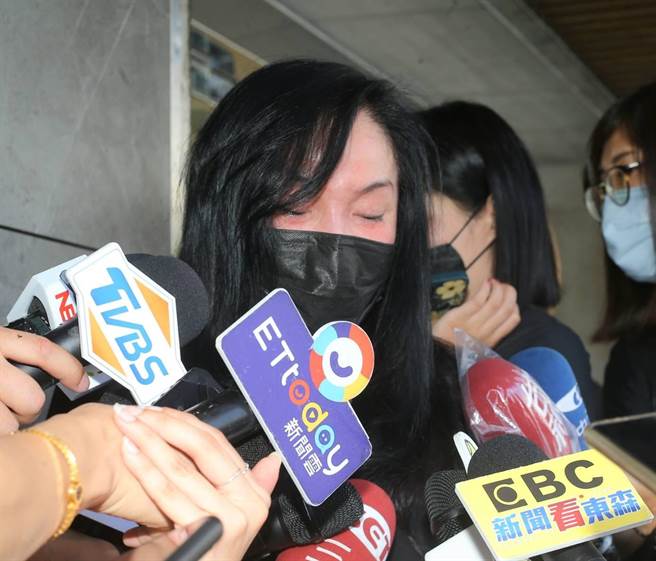 李亚萍哭到说不出话。（粘耿豪摄）