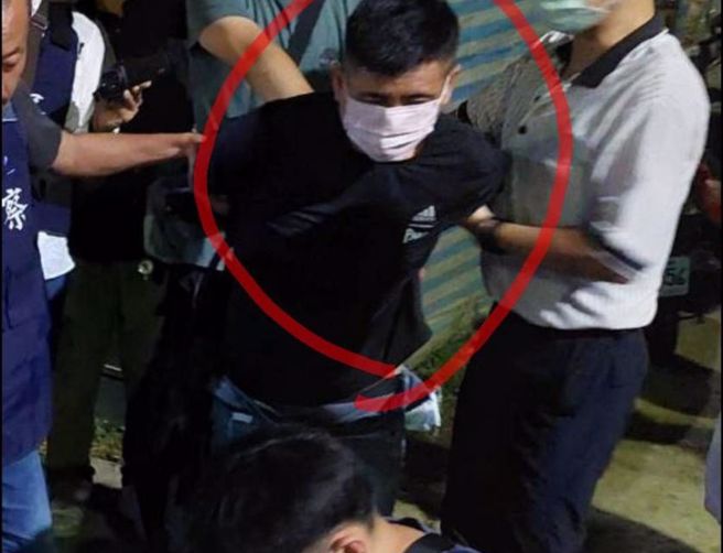 今凌晨4:36内政部警政署署长黄明昭率新竹市警察局、台南市政府警察局刑警大队人员当场逮捕自高雄搭车北上之台南杀警案凶嫌林信吾（明德外役监逃犯）。（图／警方提供）