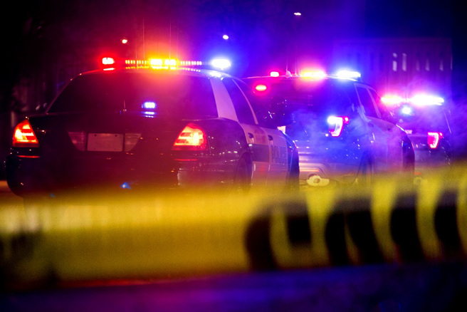 美国奥克拉荷马州（Oklahoma）女子克蕾（Rachel Zion Clay）被警察上铐后竟自行挣脱，还在警车内解锁警用AR-15步枪，朝员警开枪。（示意图／shutterstock）