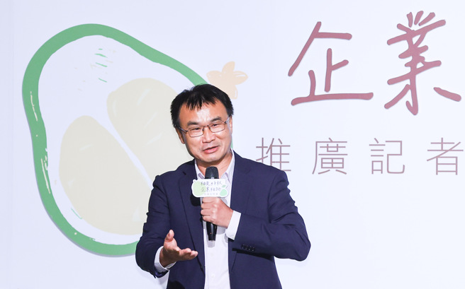 陳吉仲今日爆料，漢堡王將推出「紅豆牛肉堡」。圖為農委會主委陳吉仲（圖中）23日出席「柚見好秋 企業相挺」推廣記者會，共同宣示政府與企業守護文旦柚產業決心。(羅永銘攝）