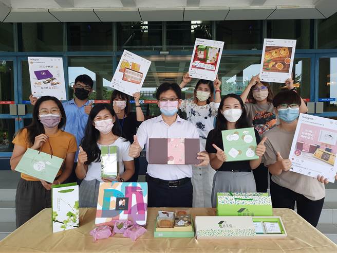 劳动部劳动力发展署中彰投分署分署长张邦栋（中），与分署员工大力推荐庇护工场中秋礼盒。（劳动力发展署中彰投分署提供／林欣仪台中传真）