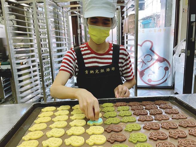 28岁的自闭儿阿嘉投入造型饼乾制作等烘焙工作后，找回自信，每天开心到肯纳儿烘焙坊制作中秋快乐造型饼乾。（劳动力发展署中彰投分署提供／林欣仪台中传真）