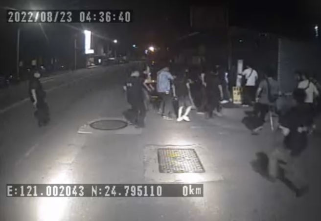 殺警的林嫌23日搭乘客運逃亡至新竹，下車之際被大批埋伏的警方壓制在地。（和欣客運提供／程炳璋台南傳真）