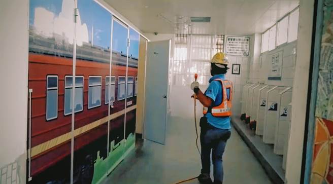 开学倒数，全国高中职以下学校即将开放，彰化县内200多所国中小陆续展开清消工作。(公所提供／吴建辉彰化传真)